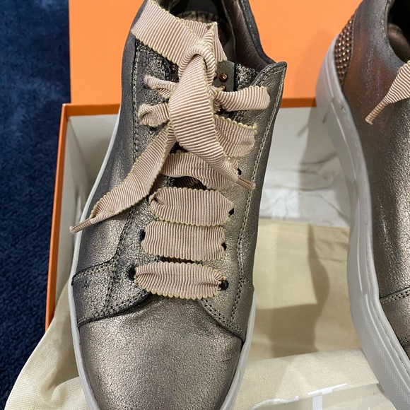 ⬇️PRICE⬇️ 
AGL - Metallic Taupe Rose Sneaker - size 37/ 7 - Picture 4 of 7